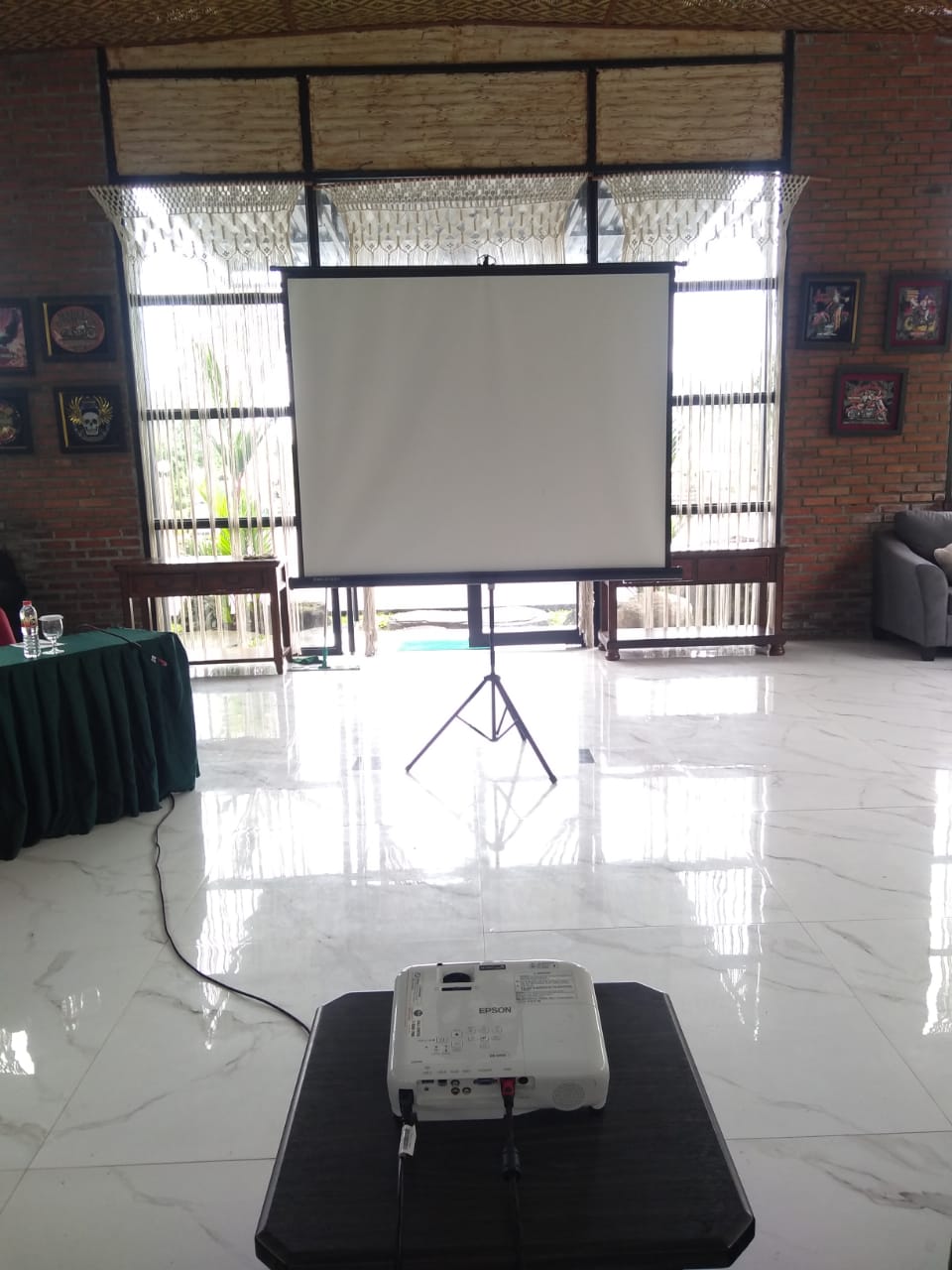 Harga Sewa Proyektor Jogja Dekat Universitas Respati Yogyakarta (UNRIYO)
